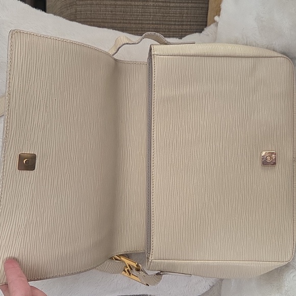 Vintage Fendi Epi Cream Shoulder Crossbody bag with adjustable strap. - Picture 2 of 16